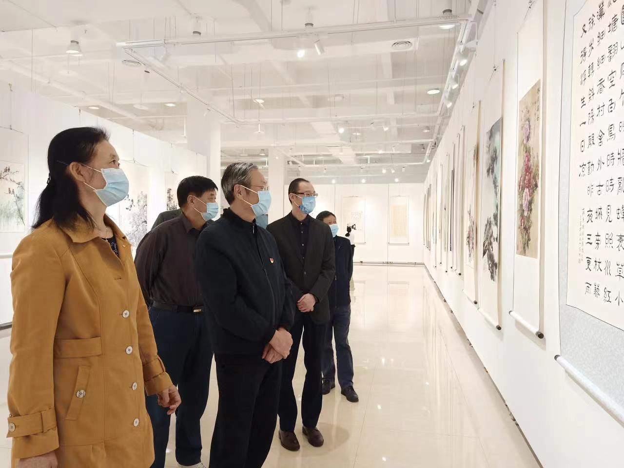 学校举行老年书画作品展